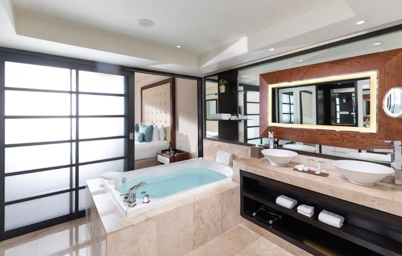 rooms-family-concierge-master-suite-nature-view