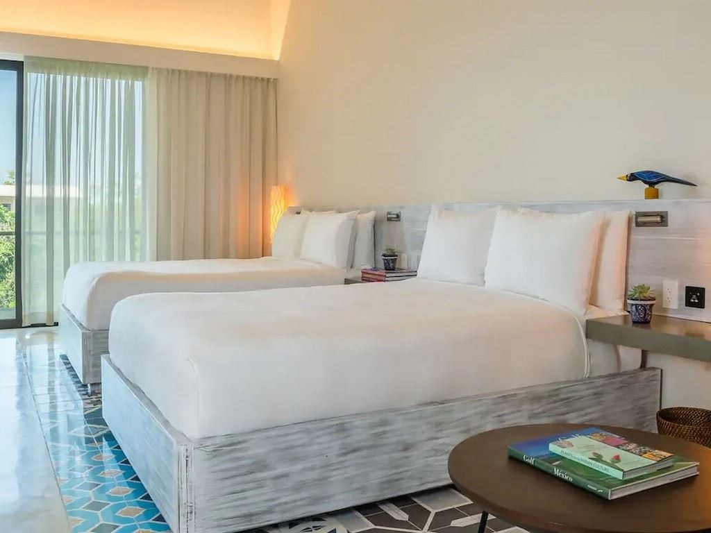 rooms-2-double-beds-room