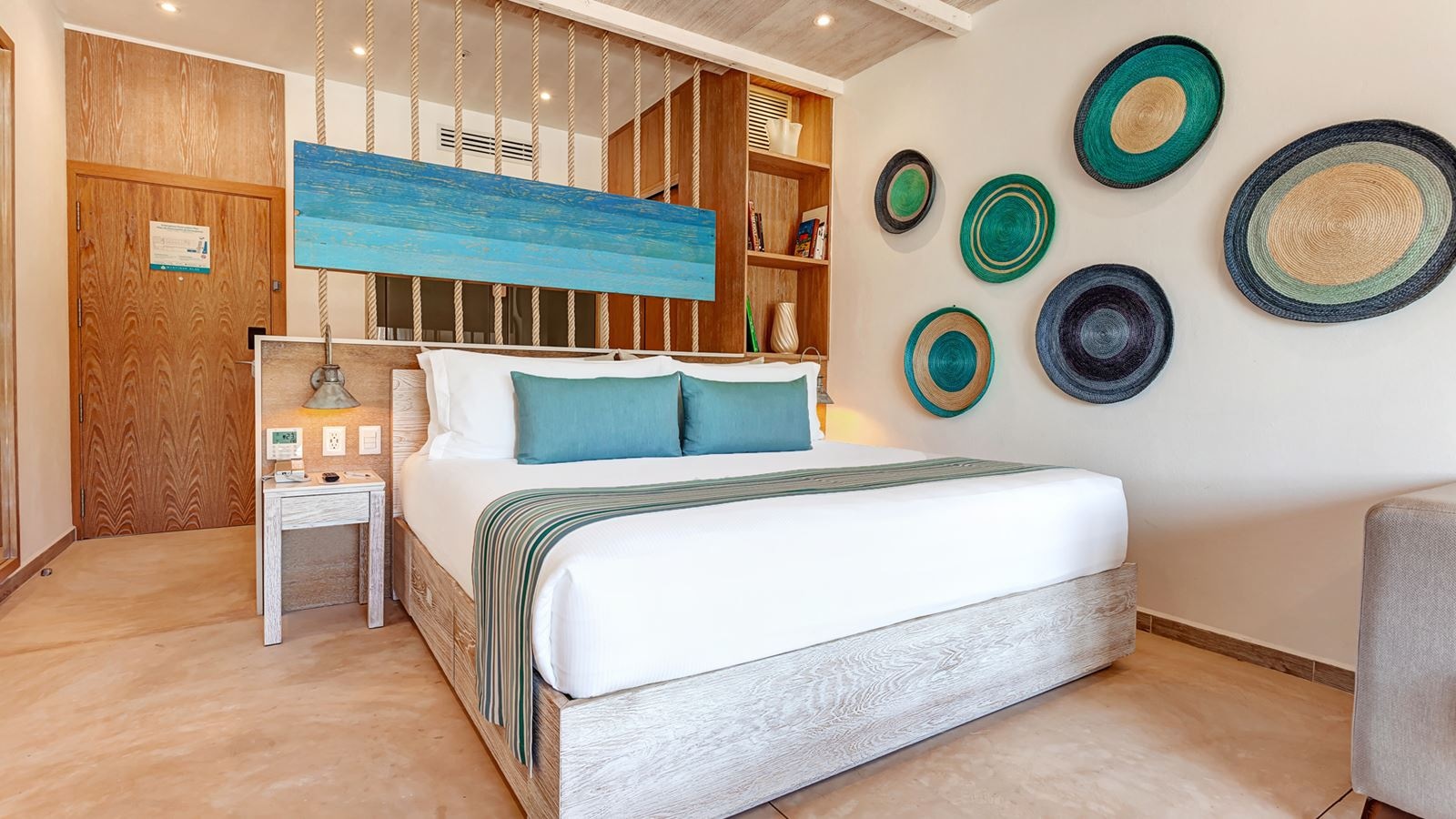 rooms-deluxe-junior-suite-pool-view