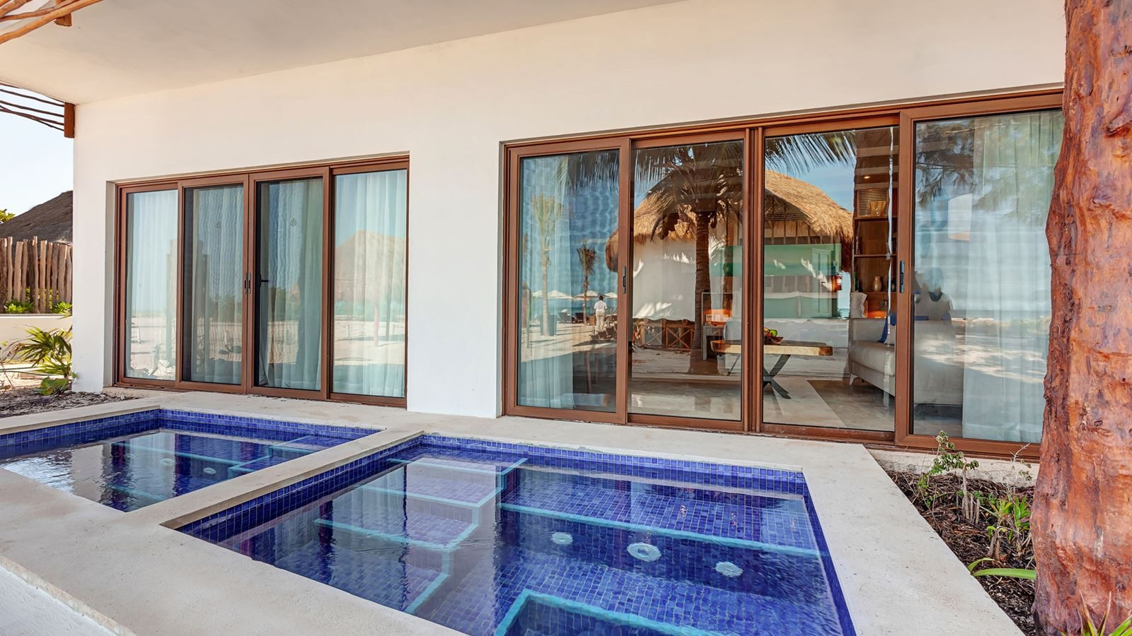 rooms-deluxe-junior-suite-ocean-front-swim-out