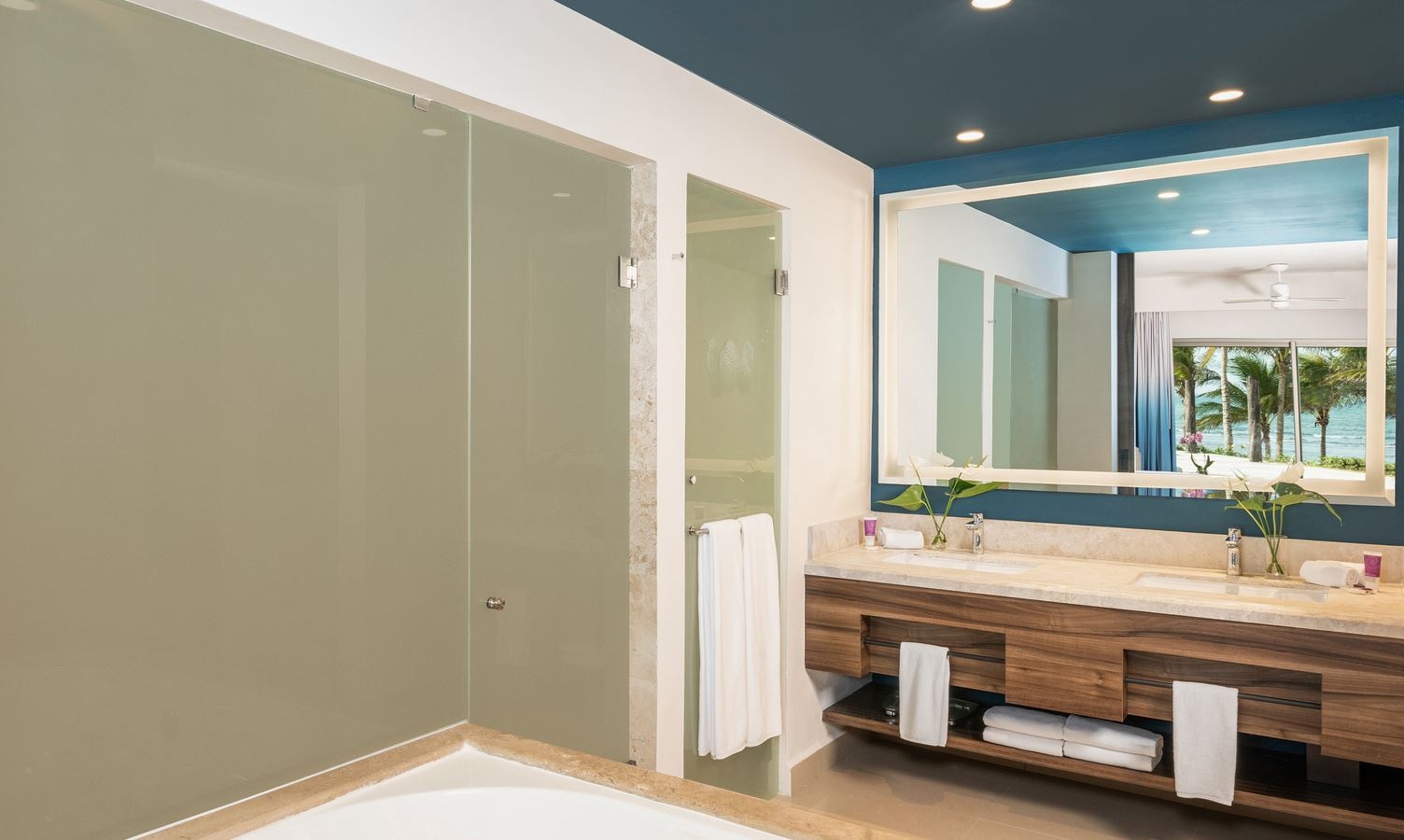 rooms-club-ocean-front-junior-suite-pool-walkout