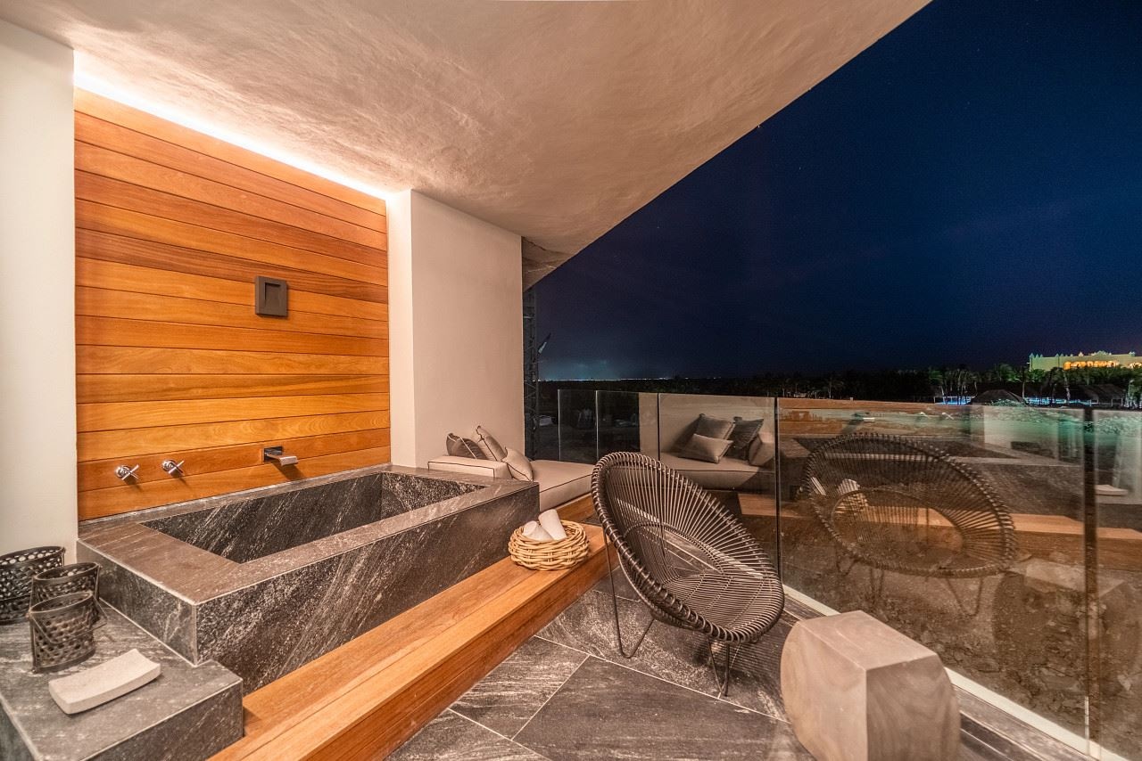 rooms-signature-suite-tropical-view