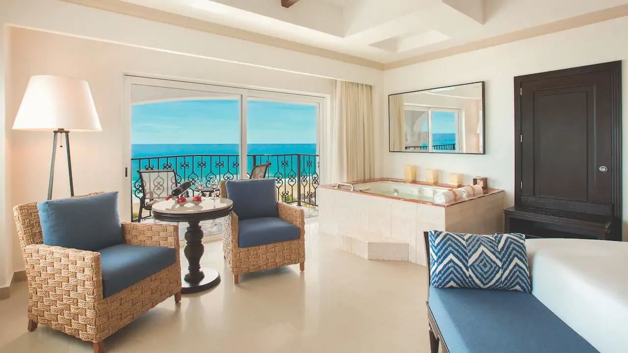 rooms-ocean-front-luxury-suite-king