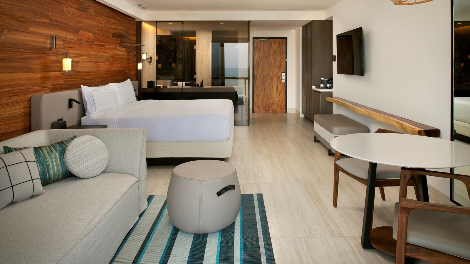 rooms-resort-view-king-bed-room