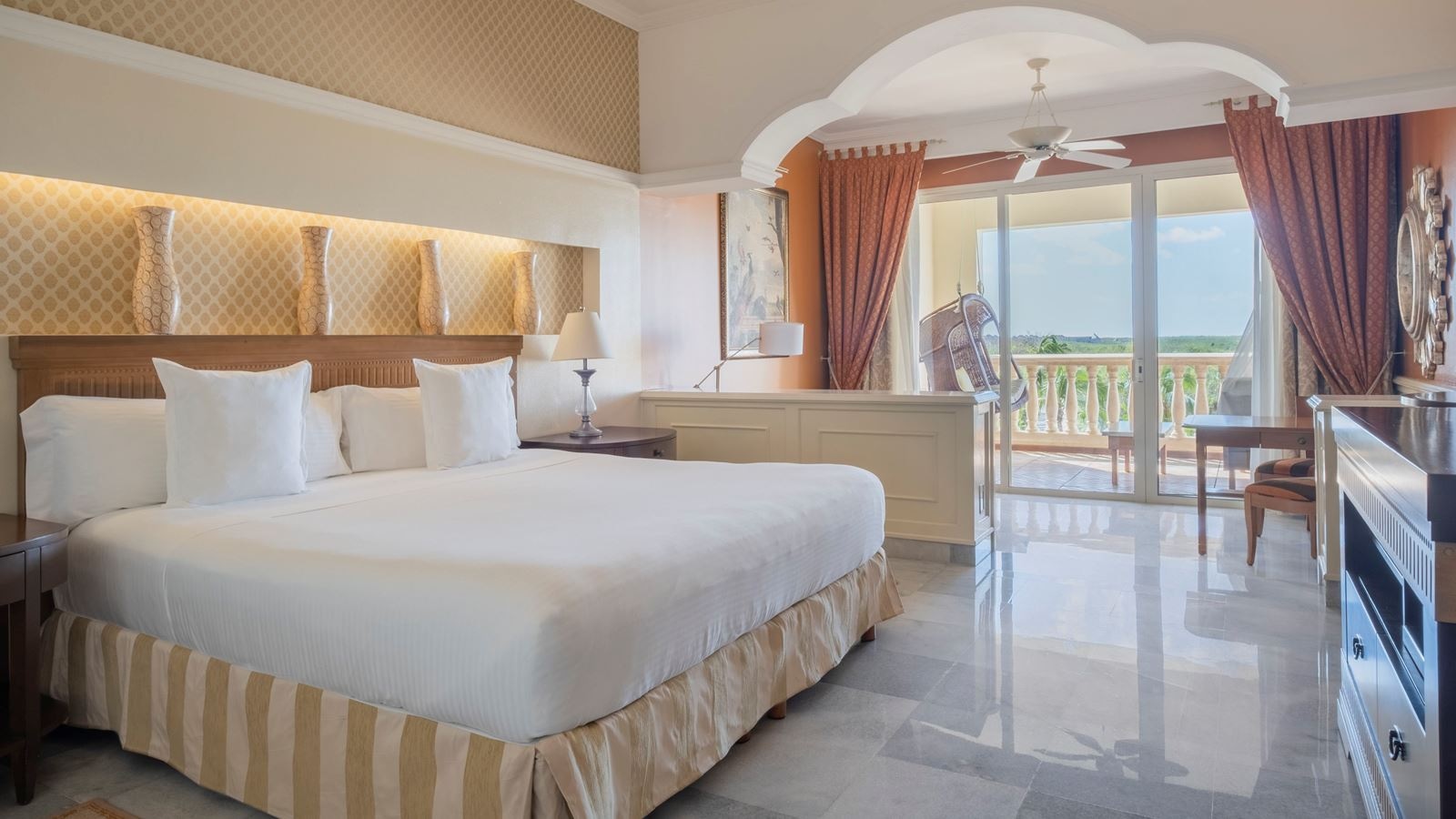 rooms-suite-pool-view-superior