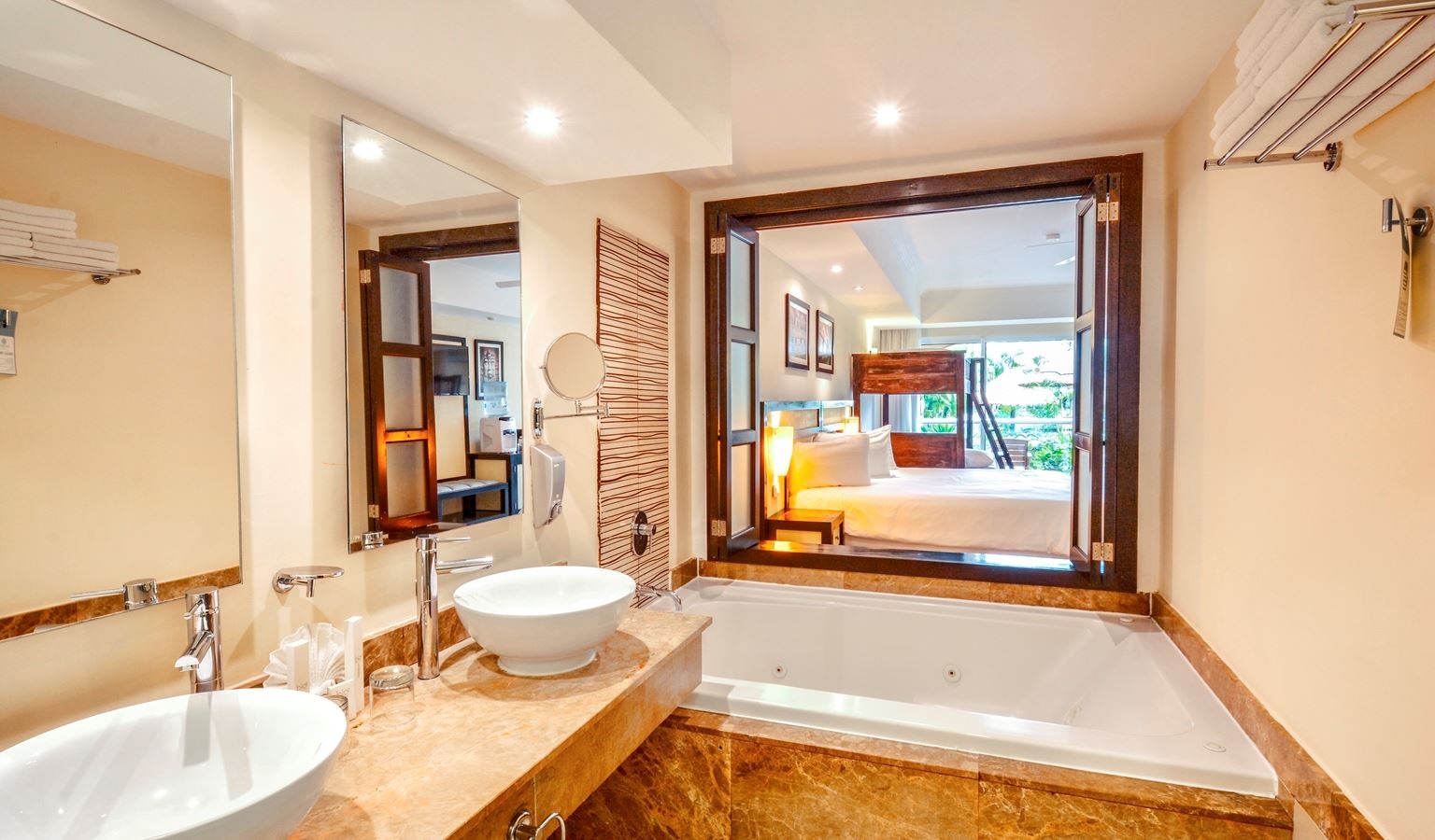 rooms-riviera-family-king-junior-suite