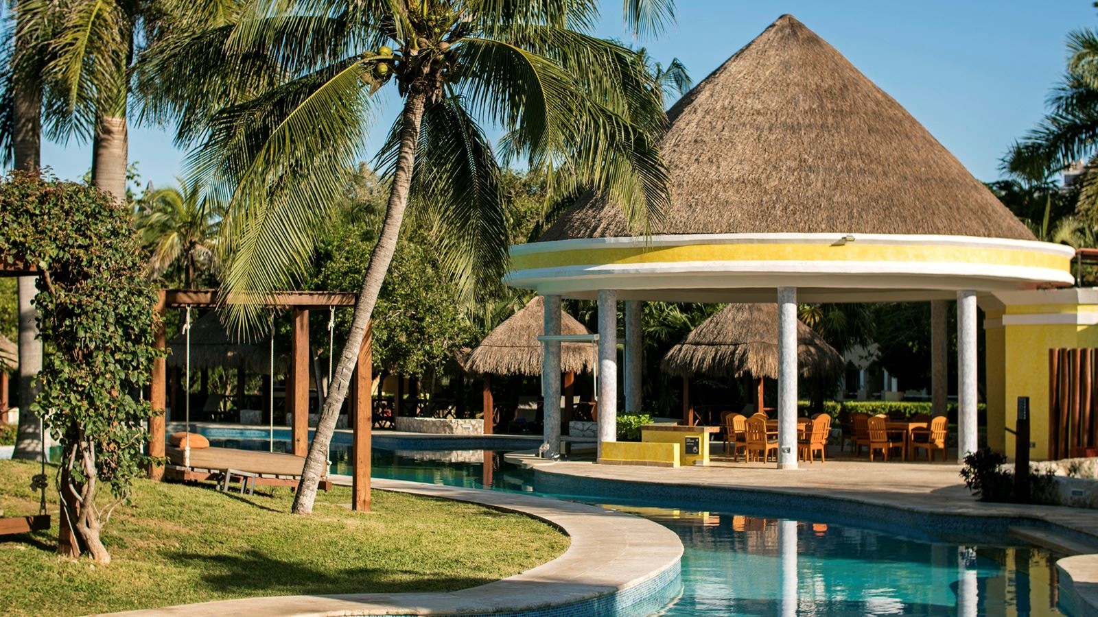 bars-la-perla-pool-bar