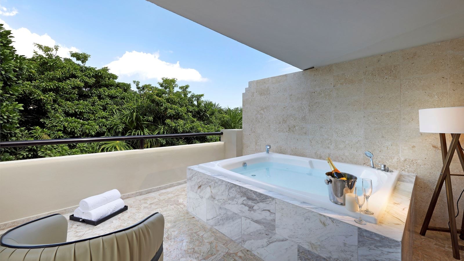 rooms-junior-suite-jacuzzi-terrace-pool-side