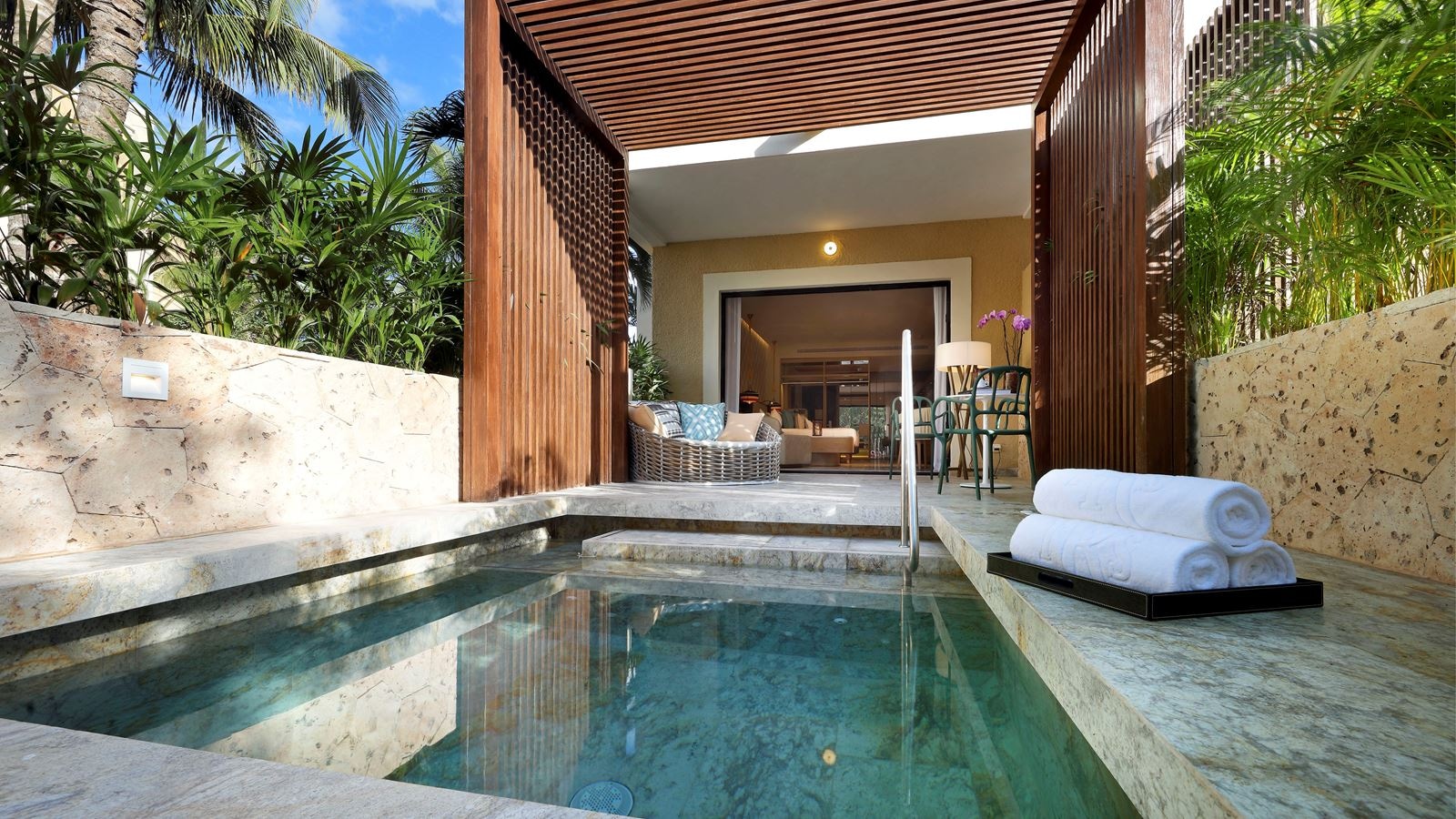 rooms-junior-suite-private-pool-pool-side