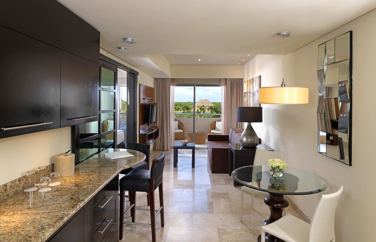 rooms-master-suite-nature-view