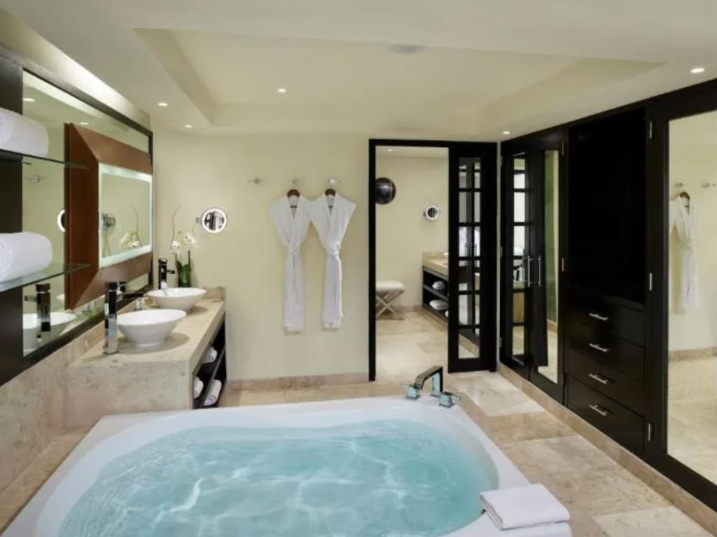 rooms-two-bedrooms-master-suite