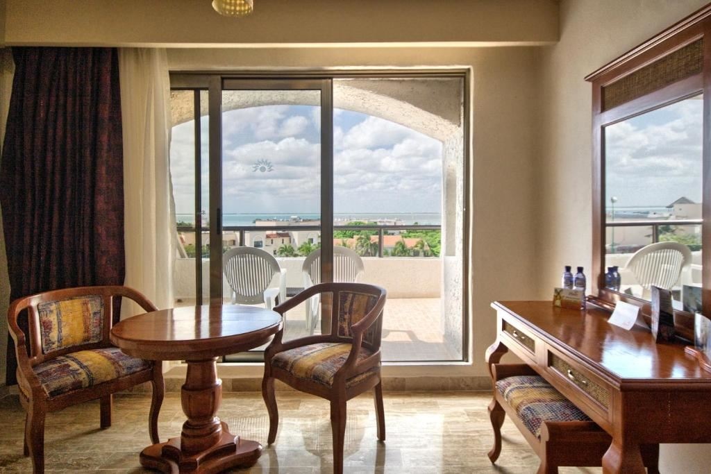 rooms-deluxe-room-lagoon-sunset-view