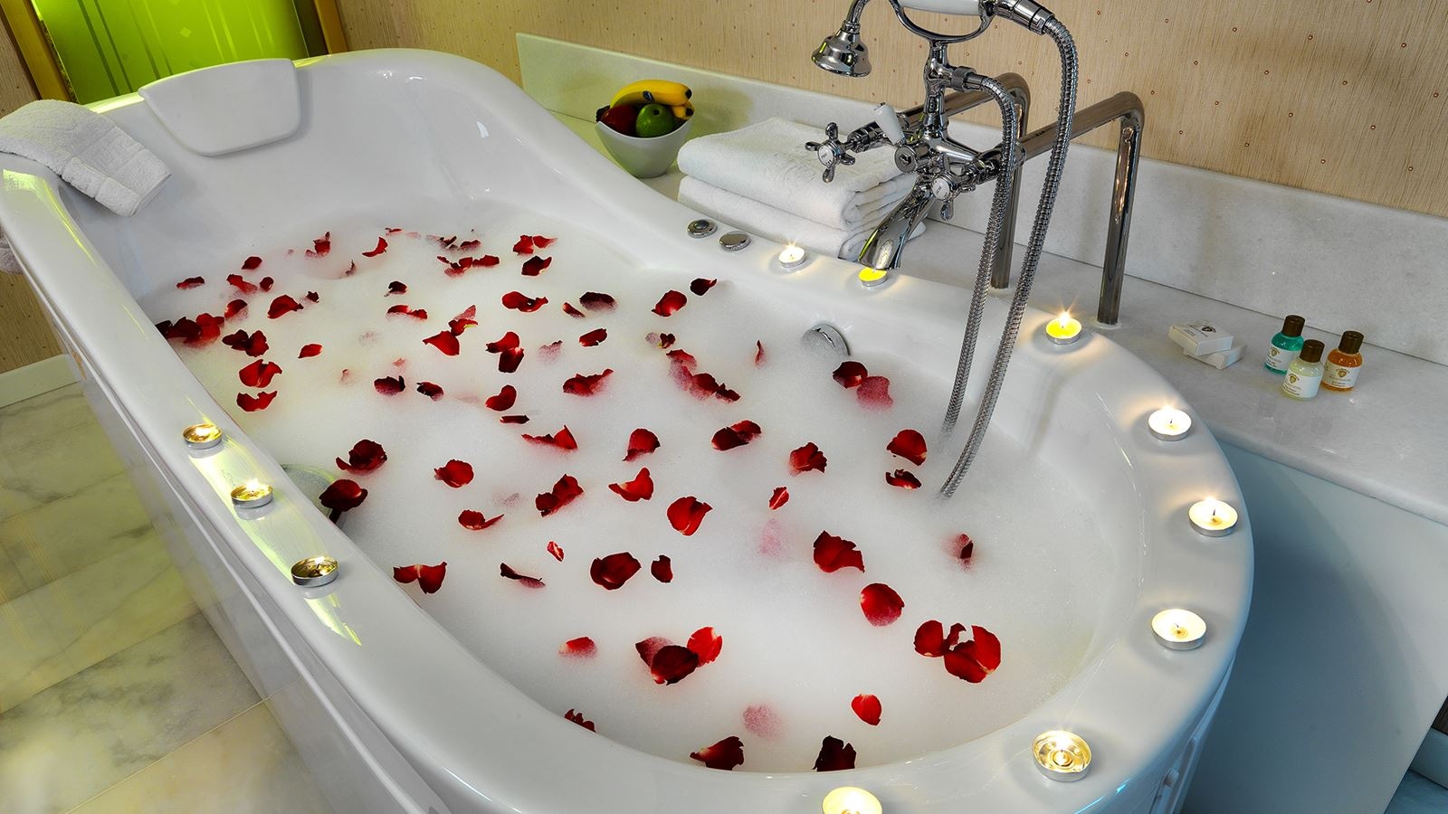 rooms-room-luxury-city-view