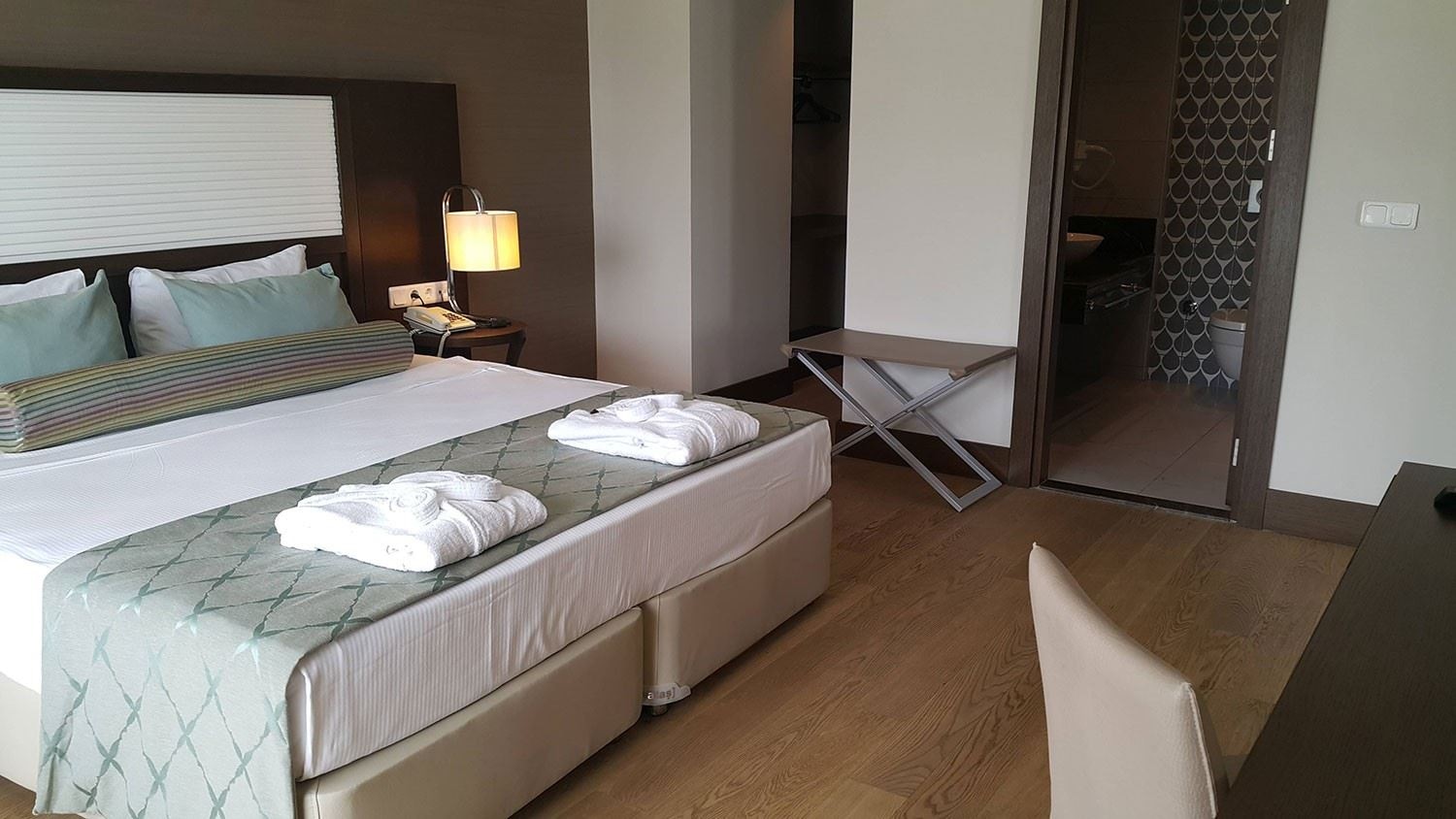 rooms-deluxe-suit-room