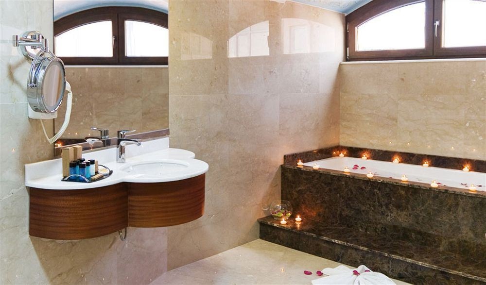 rooms-suite-deluxe-king-bed