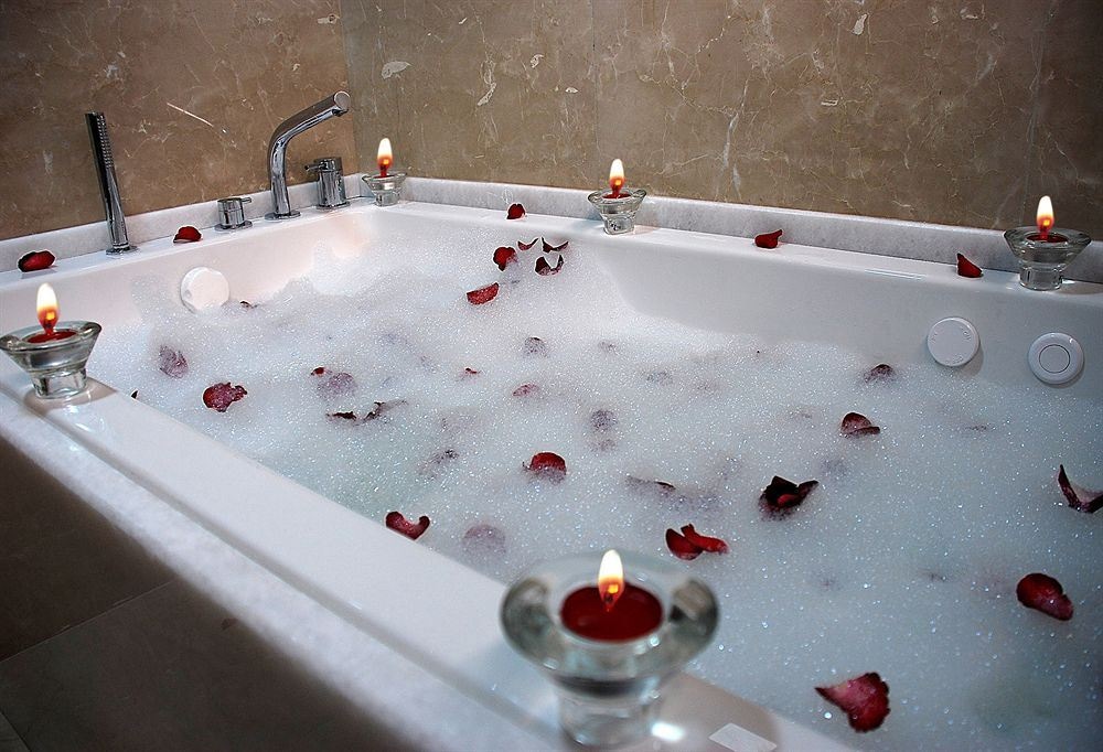 rooms-suite-deluxe-king-bed