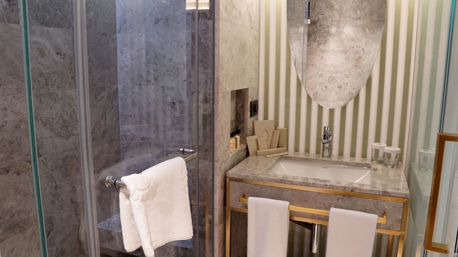 rooms-family-room-connecting-room