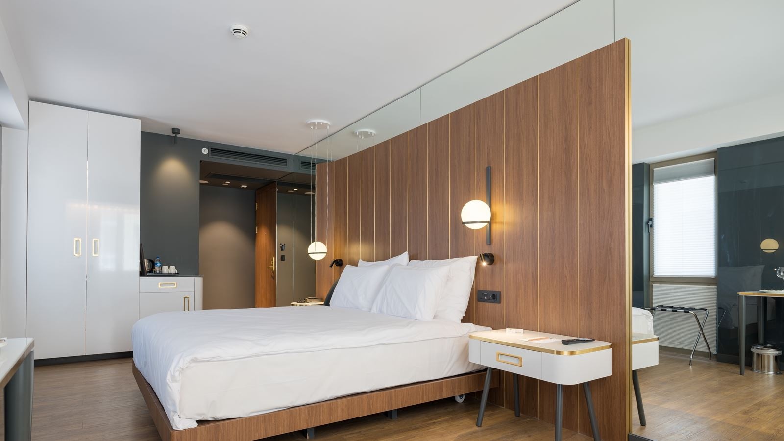 rooms-family-room-connecting-room