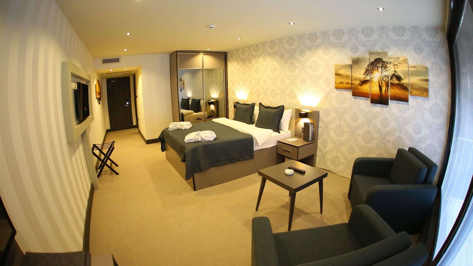 rooms-double-deluxe-king-bed