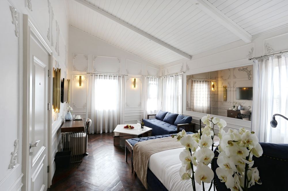 rooms-suite-with-terrace