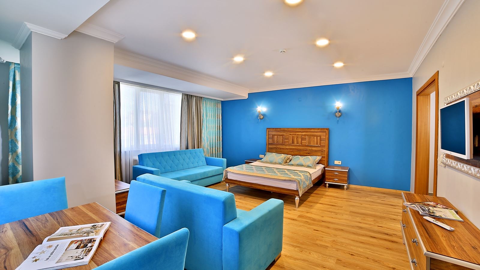 rooms-suite-king-size-bed