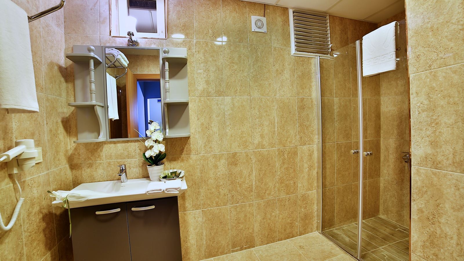 rooms-double-single-use-economy