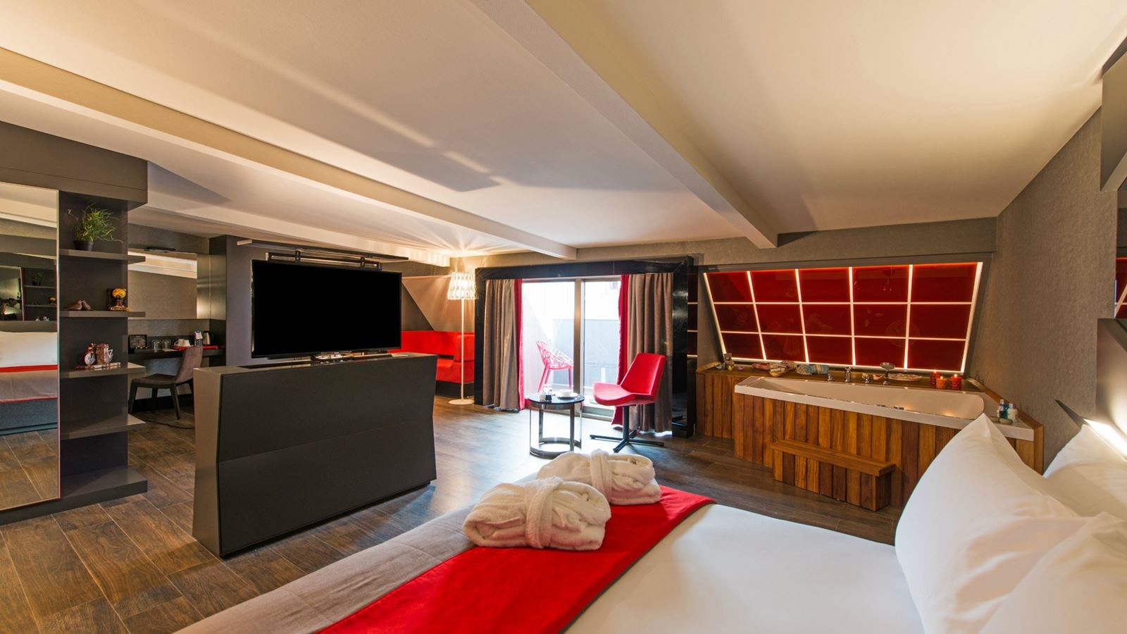 rooms-suite-with-jacuzzi