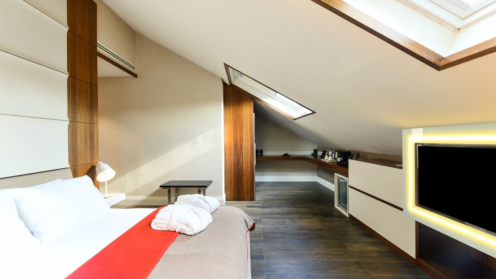 rooms-suite-with-jacuzzi