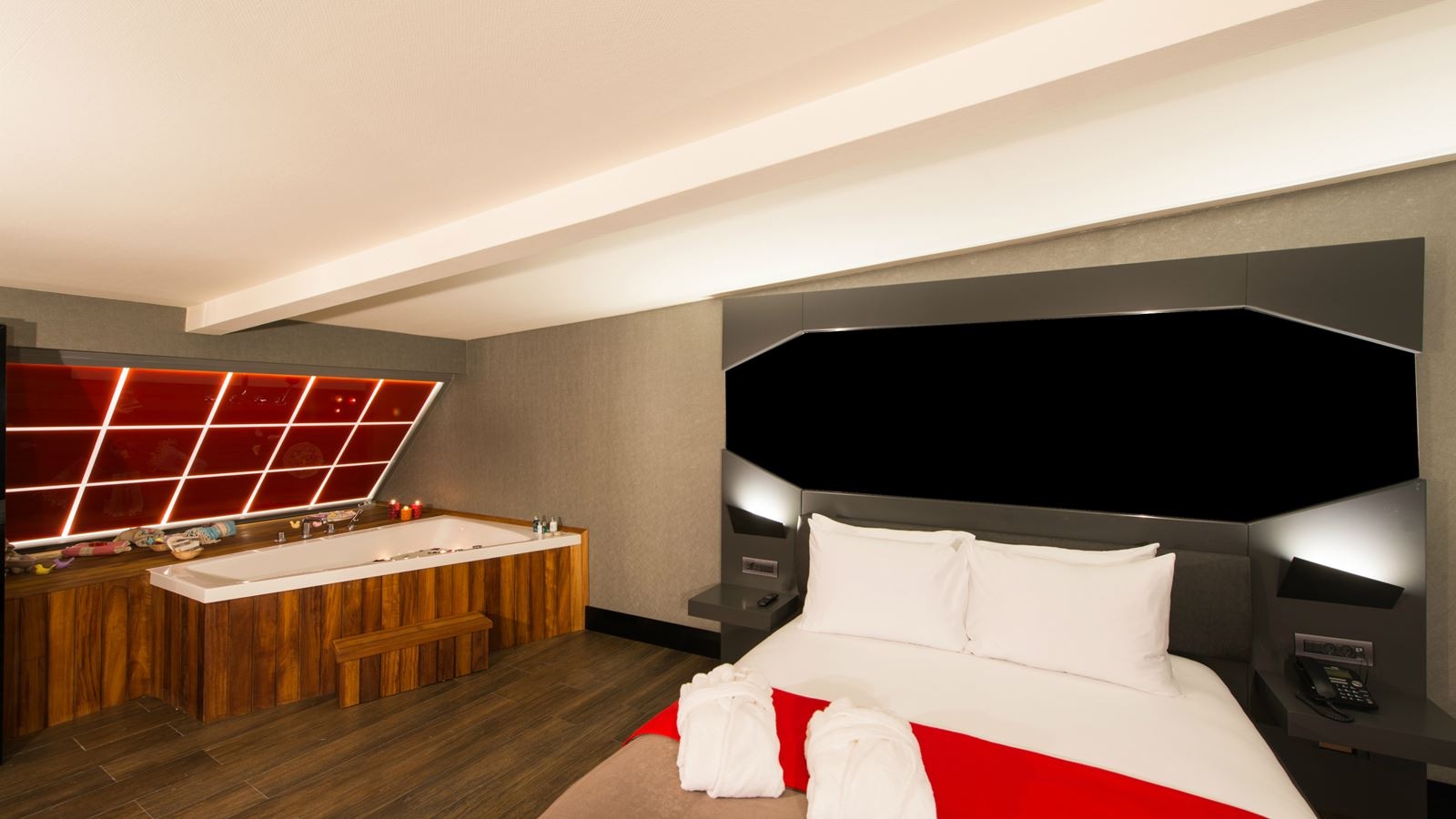 rooms-suite-with-jacuzzi