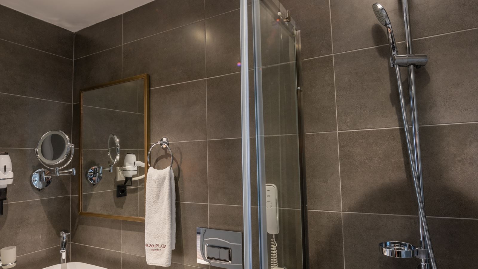 rooms-family-room-economy