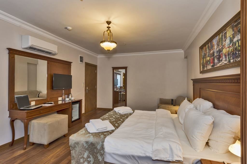 rooms-double-deluxe-city-view-king-bed