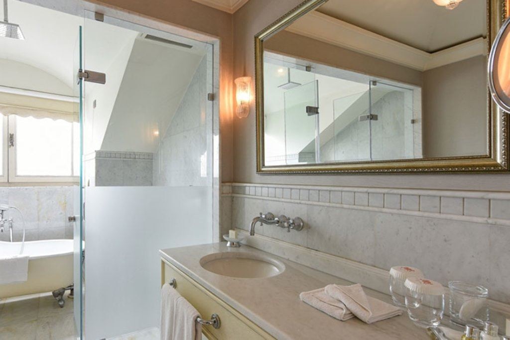 rooms-mata-hari-suite