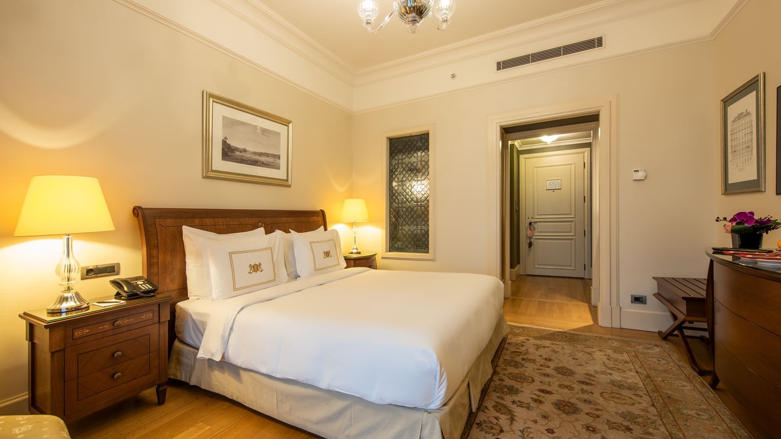 rooms-deluxe-pera-view-room