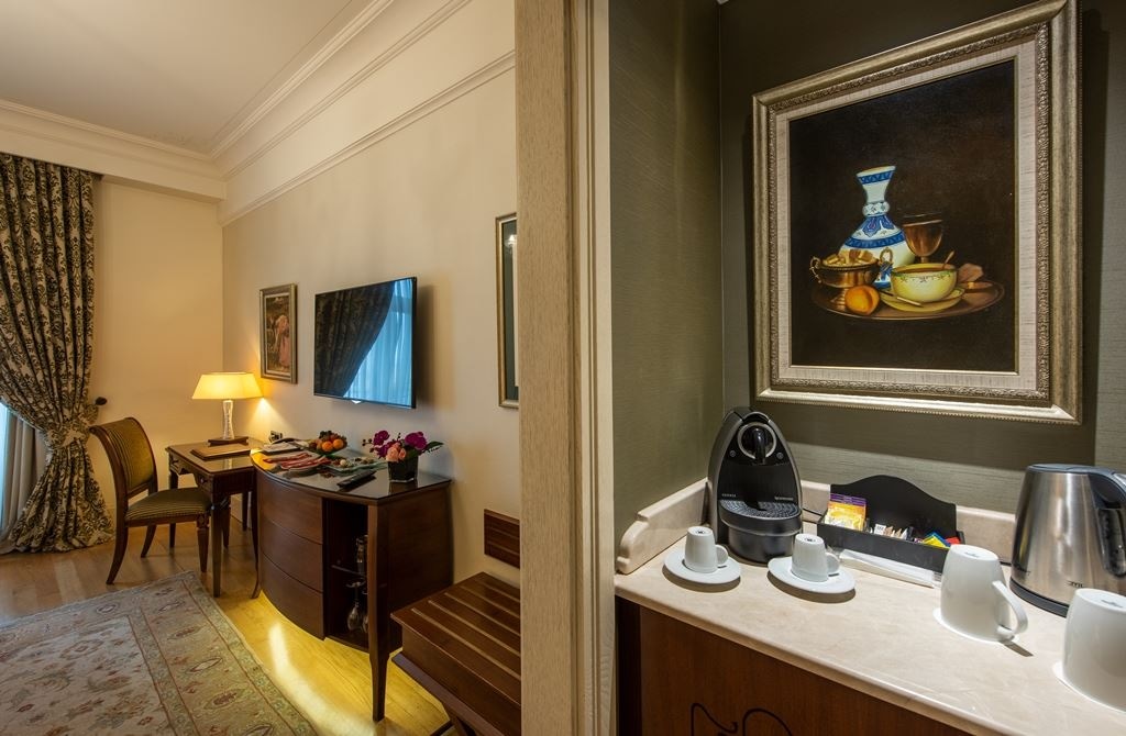 rooms-deluxe-pera-view-room