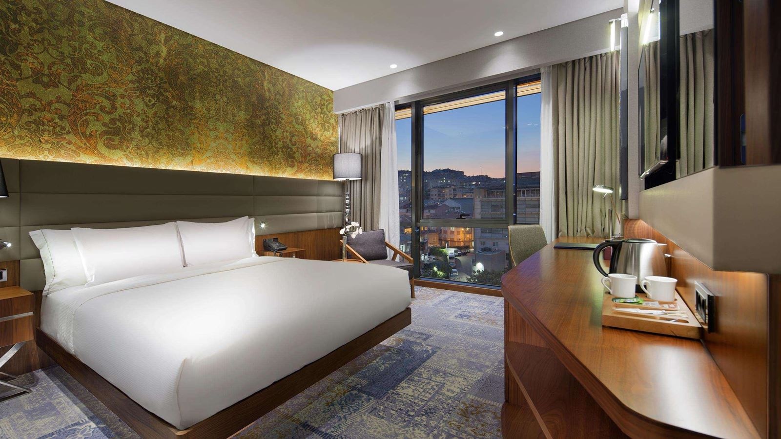 rooms-double-guest-room-king-bed