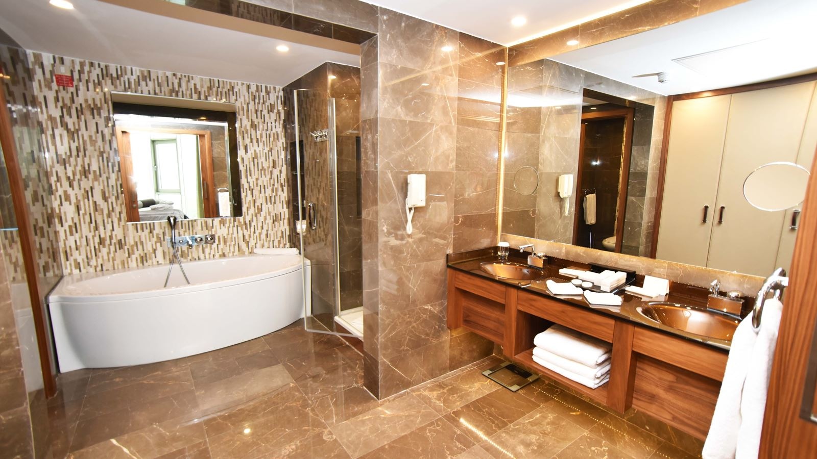 rooms-suite-king-size-bed