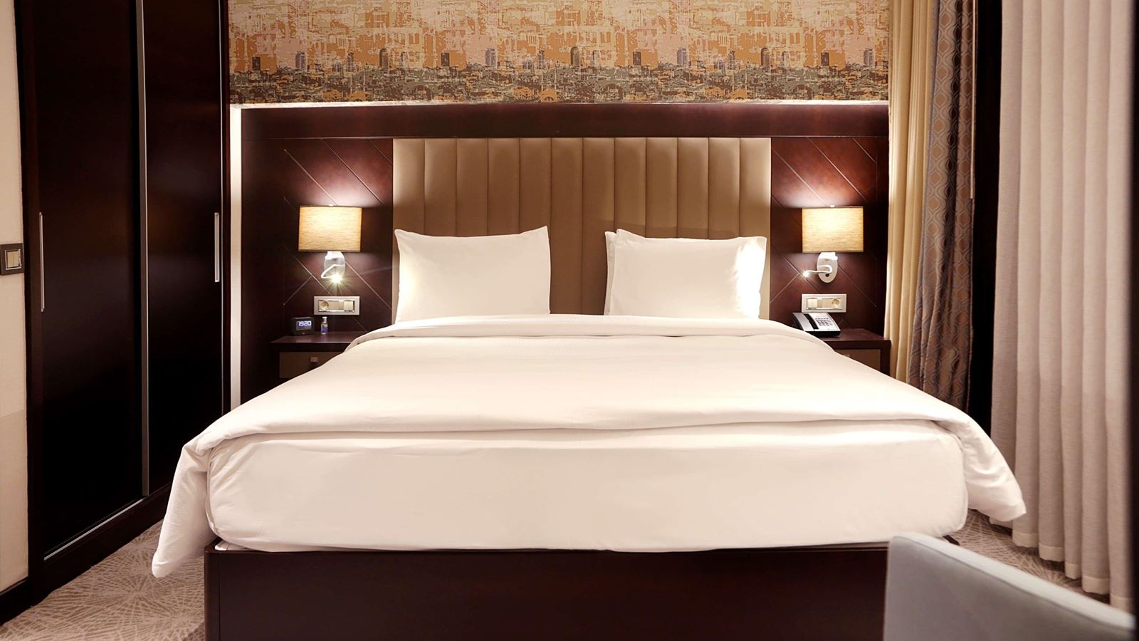 rooms-family-room-queen-size-bed