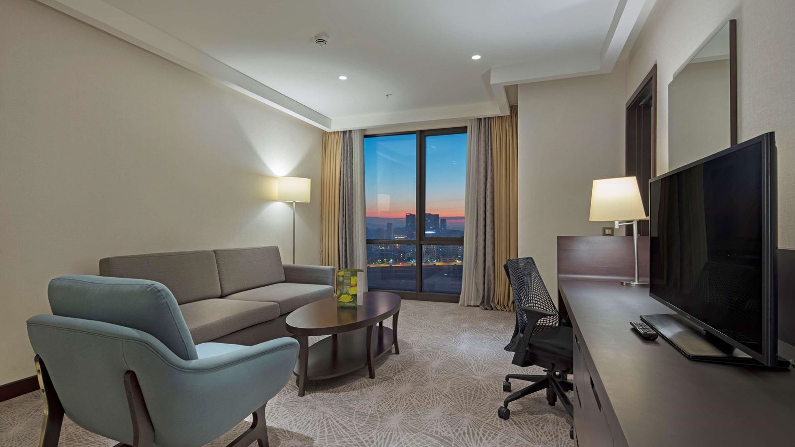 rooms-family-room-queen-size-bed