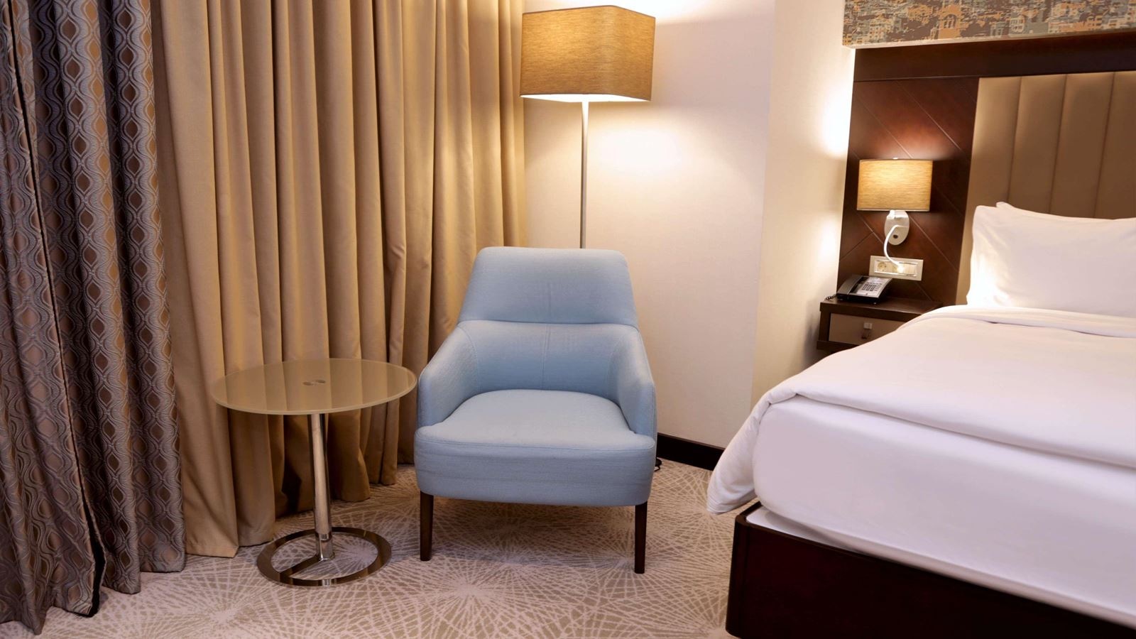 rooms-family-room-queen-size-bed