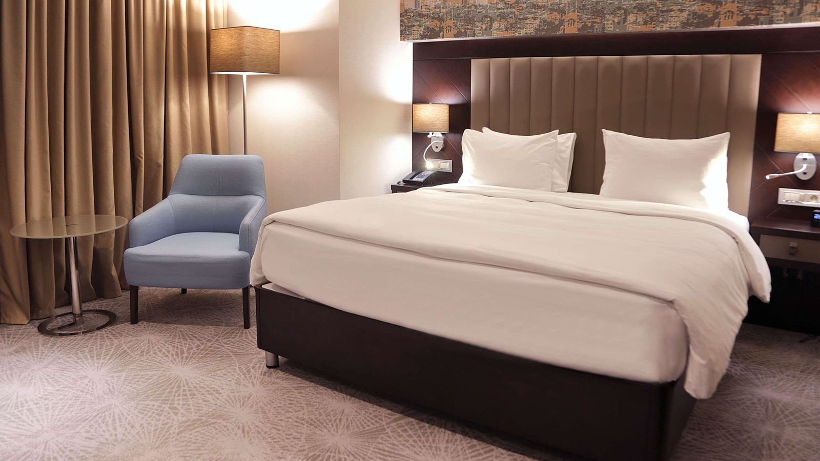 rooms-family-room-queen-size-bed