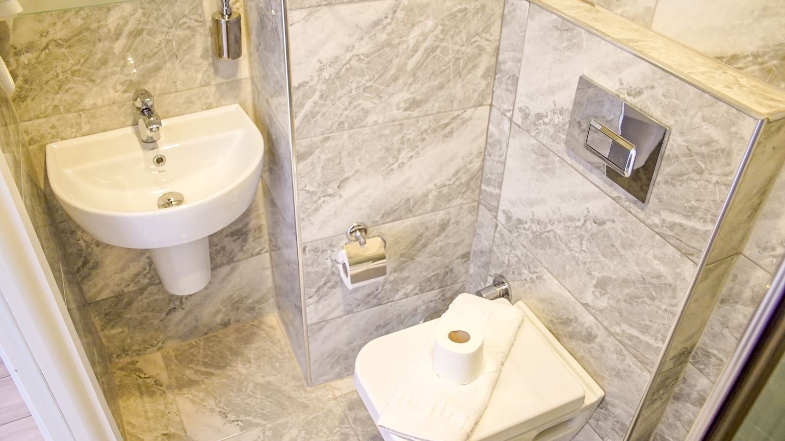 rooms-double-queen-size-bed