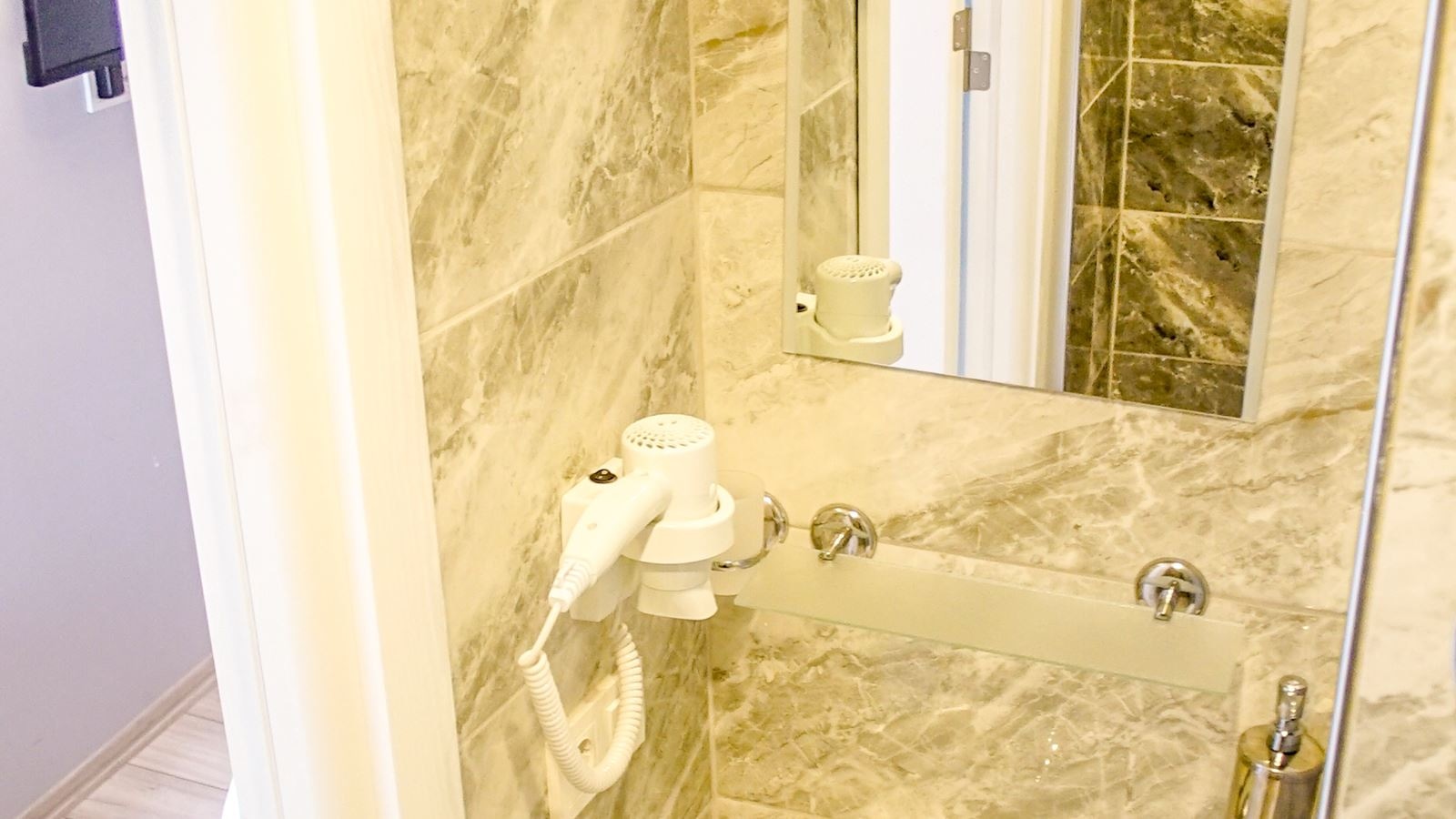 rooms-double-queen-size-bed