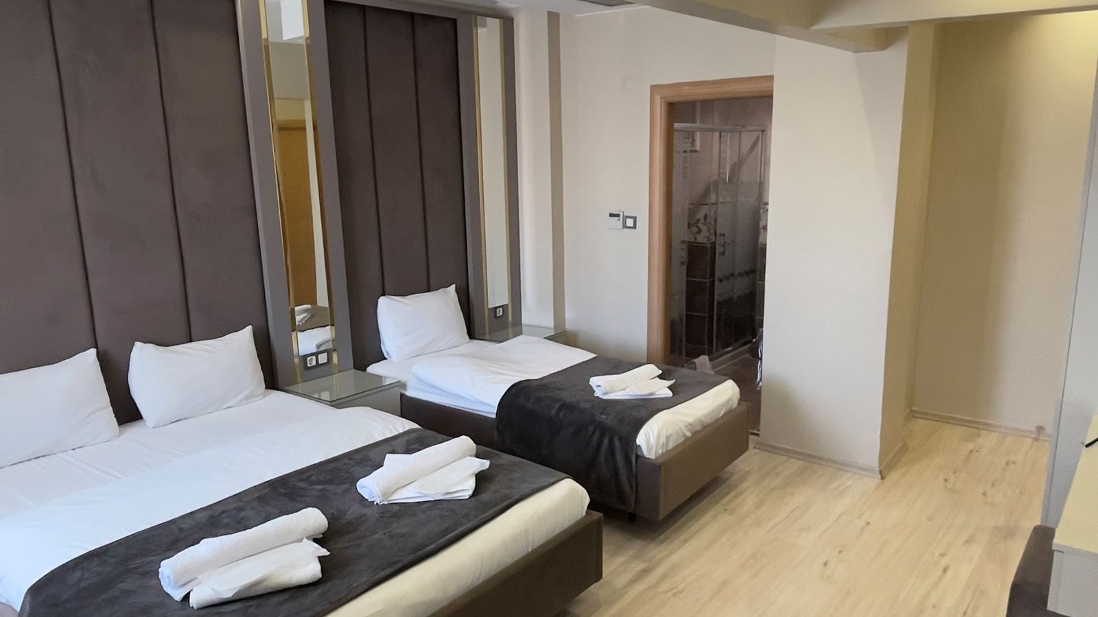 rooms-triple-two-beds