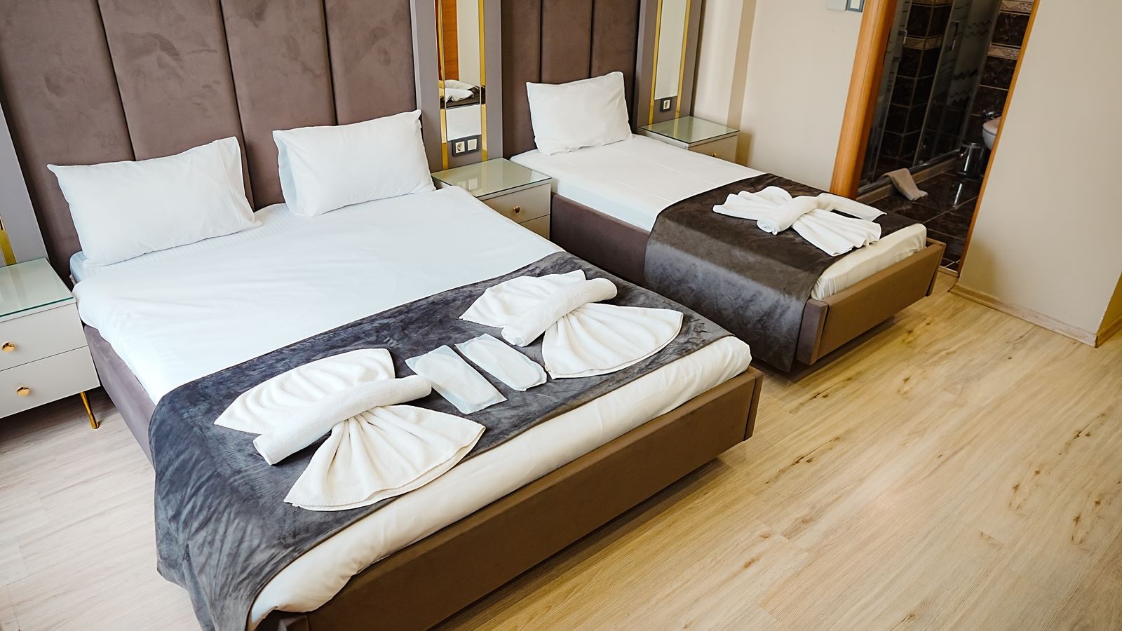 rooms-triple-two-beds