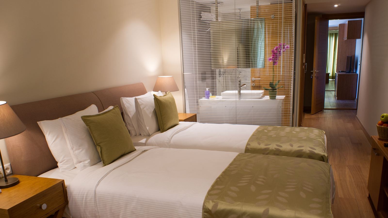rooms-suite-two-double-beds