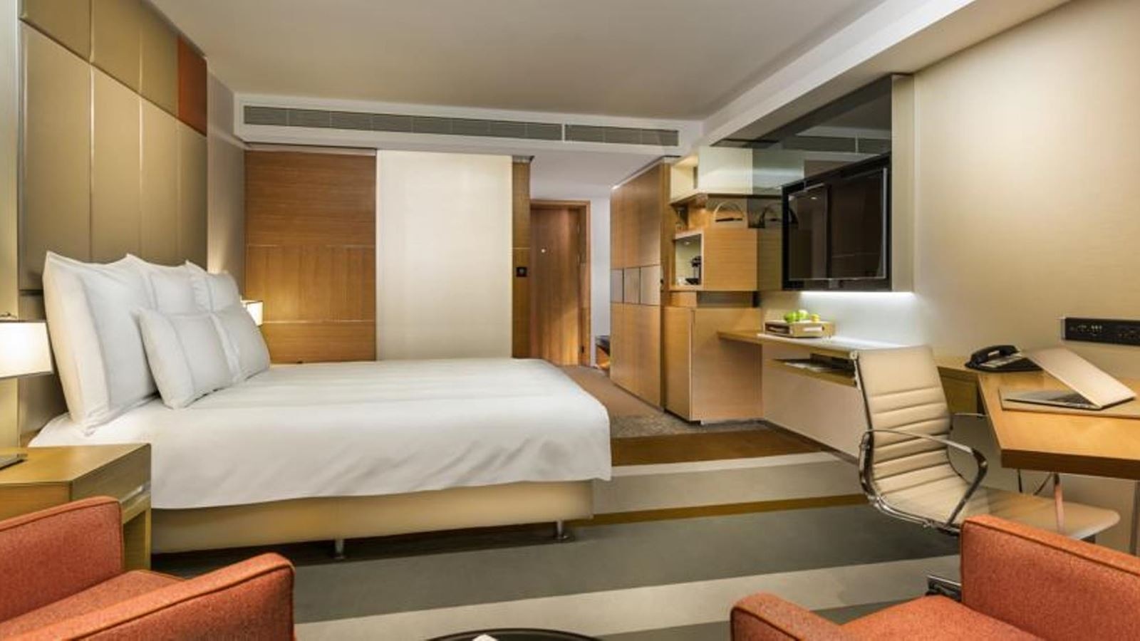 rooms-lodge-pool-view