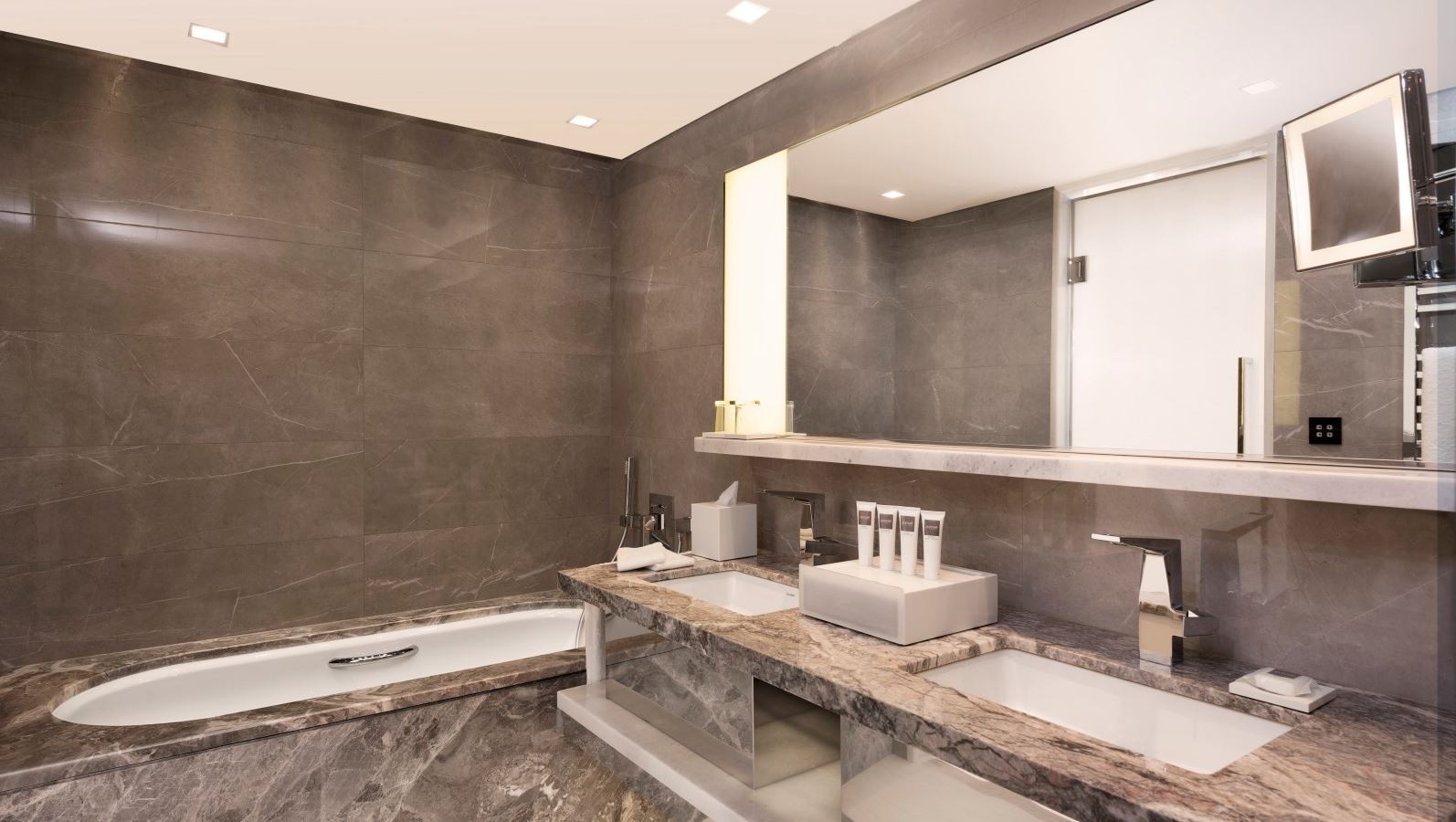 rooms-suite-two-bedrooms-with-terrace