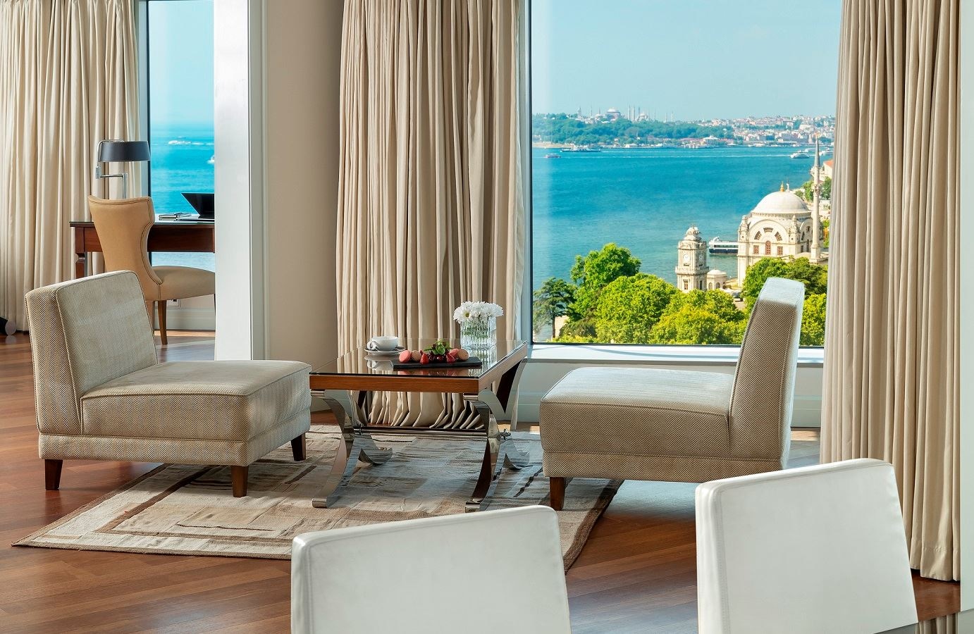 rooms-suite-city-view