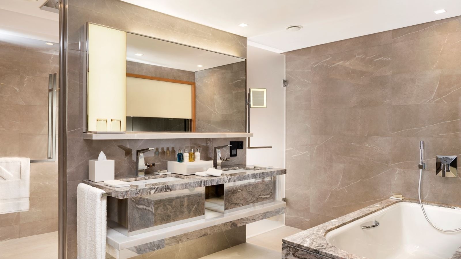 rooms-suite-with-views