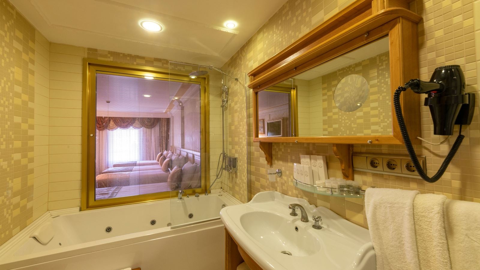 rooms-quadruple-two-double-beds